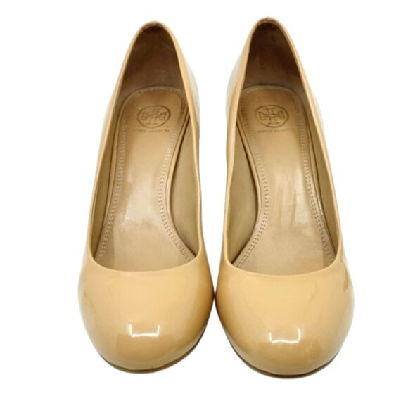 TORY BURCH~Multi Logo Pump~BLOCK LOGO WRAPPED HEEL BEIGE PATENT LEATHER SHOE 9.5 - Picture 3 of 8